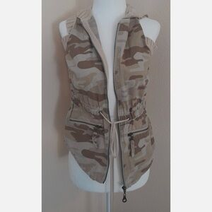 DKNY Active Beige camouflage vest with hoodie,stretchable and with drawstrings